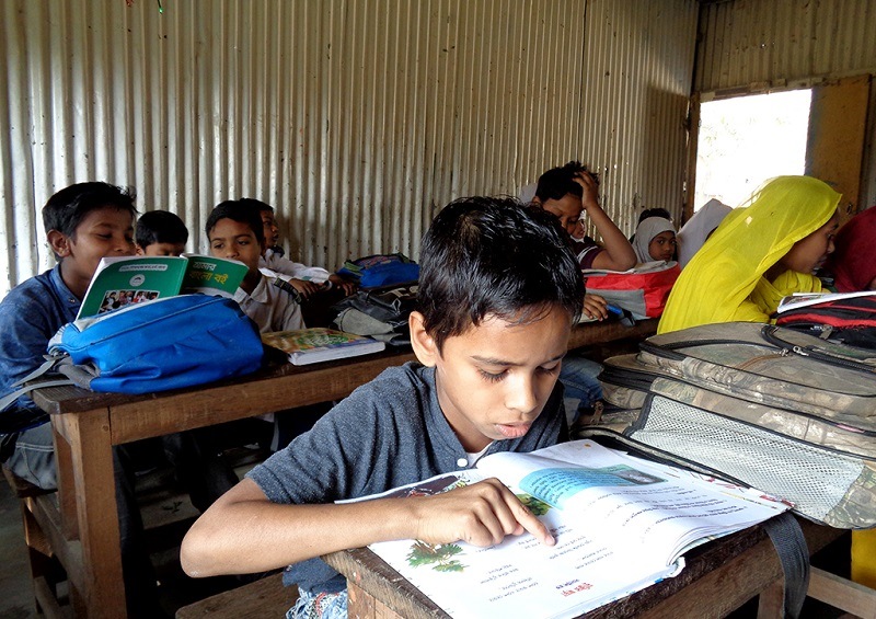 Mahidul Uczęszcza na Zajęcia w Szkole Pomoc dla Bangladeszu
