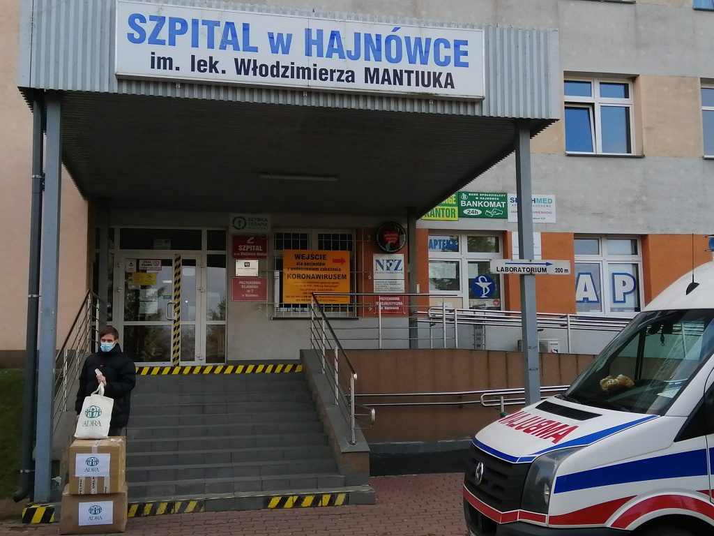 ADRA Polska przekazuje najpotrzebniejsze rzeczy dla migrantów w szpitalu w Hajnówce