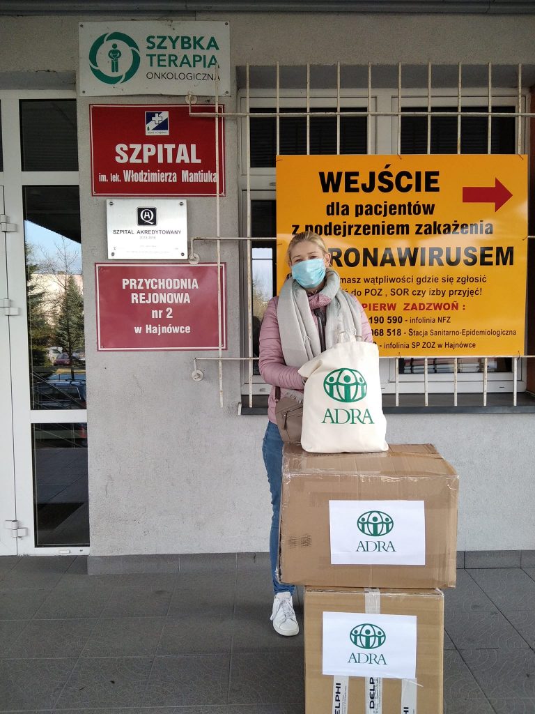 ADRA Polska przekazuje najpotrzebniejsze rzeczy dla migrantów w szpitalu w Hajnówce