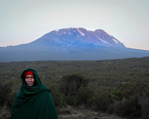 Człowiek na tle Kilimandżaro